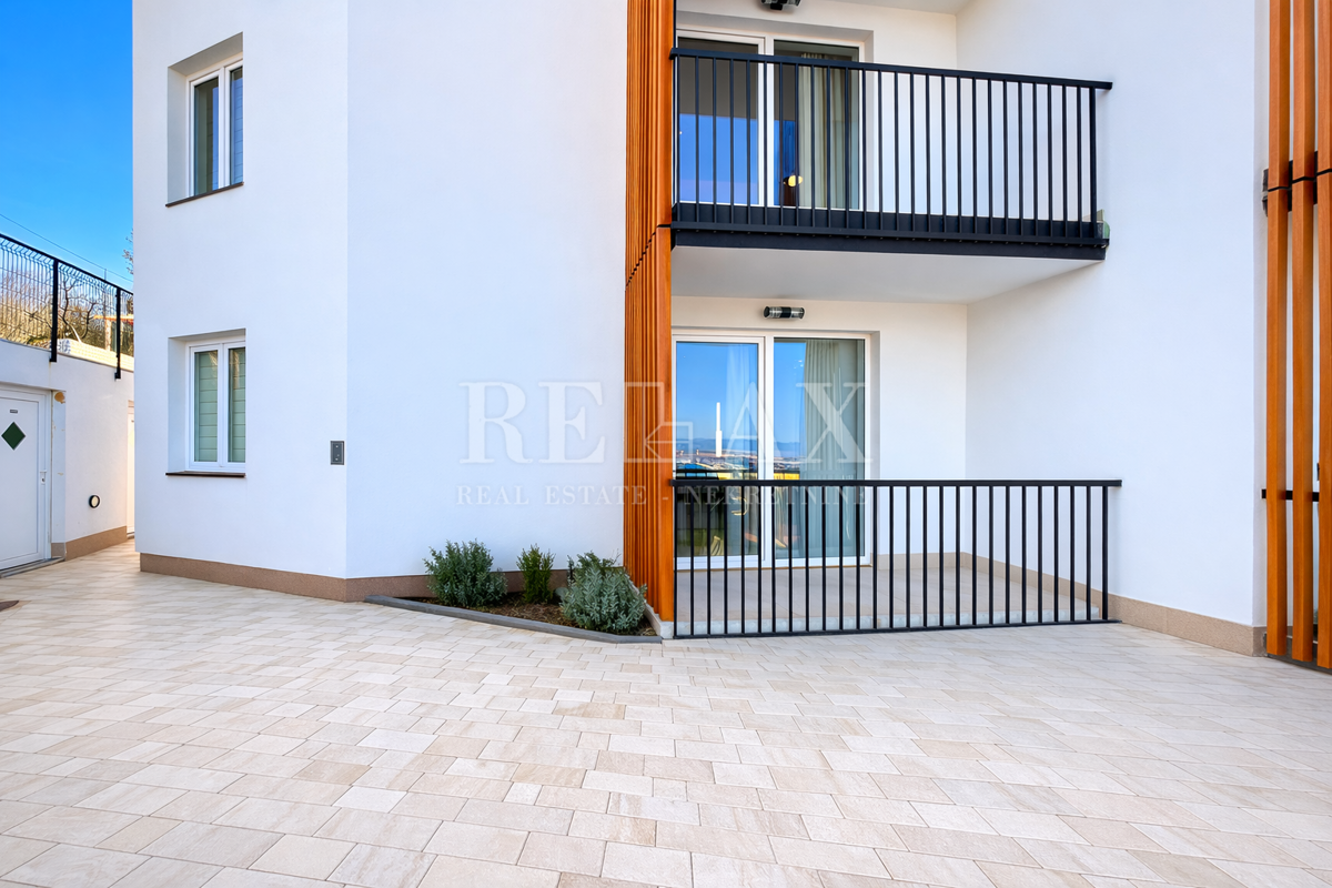 Crikvenica - casa di nuova costruzione con 4 appartamenti, piscina e vista mare