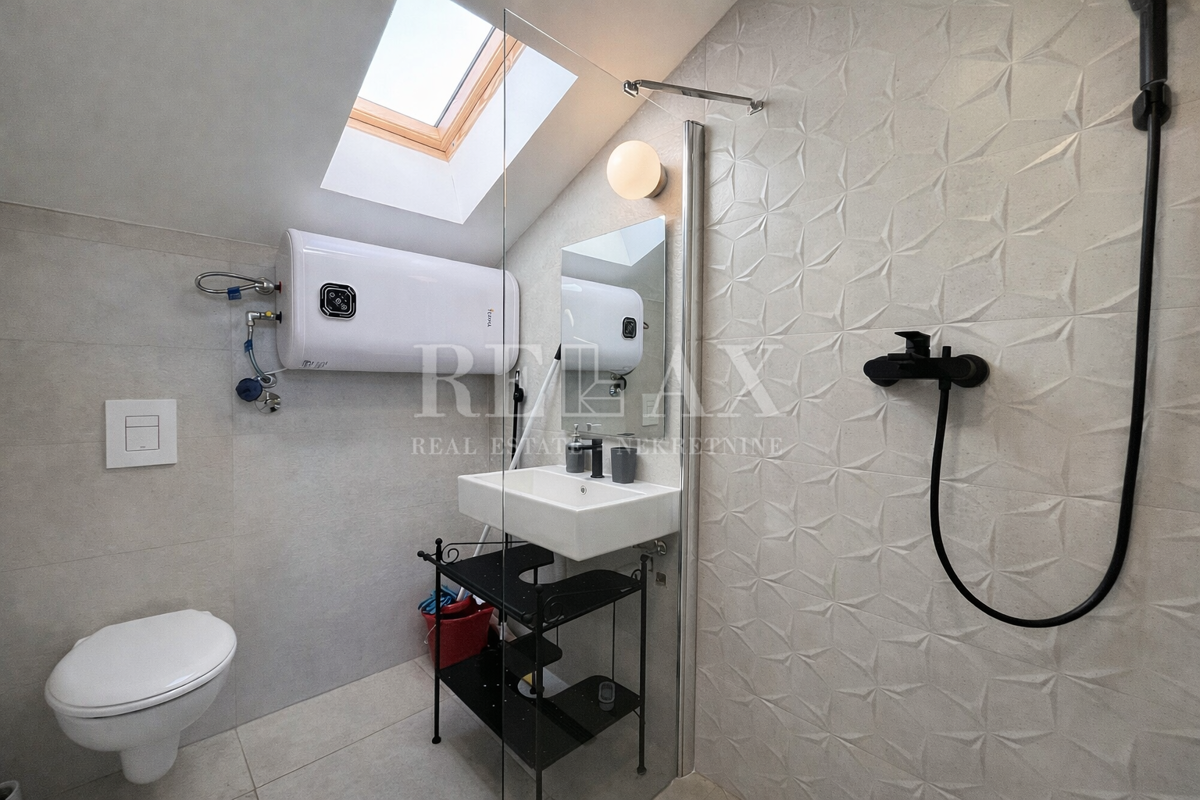 Crikvenica - casa di nuova costruzione con 4 appartamenti, piscina e vista mare