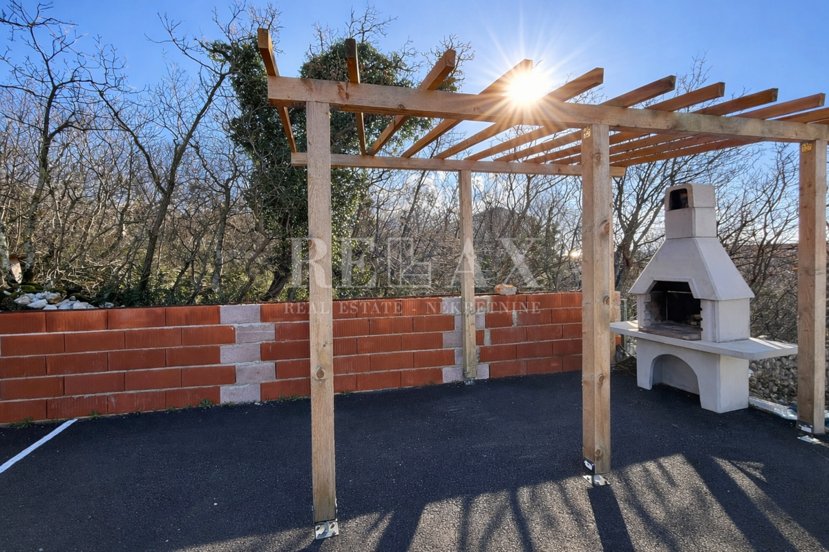 Crikvenica - casa di nuova costruzione con 4 appartamenti, piscina e vista mare