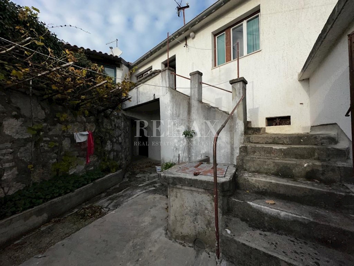 CRIKVENICA, GRIŽANE - Antica casa con cortile e taverna