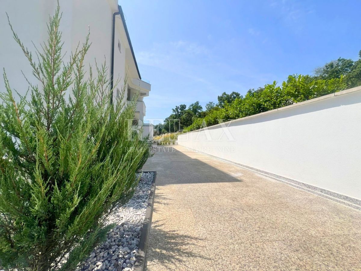 Opatija, Ičići - appartamento con ampio giardino