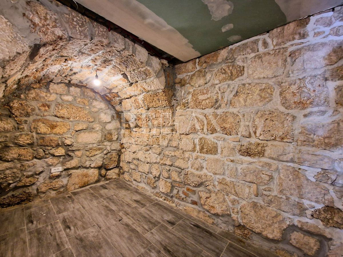 Bribir - casa in pietra con piscina e vista mare