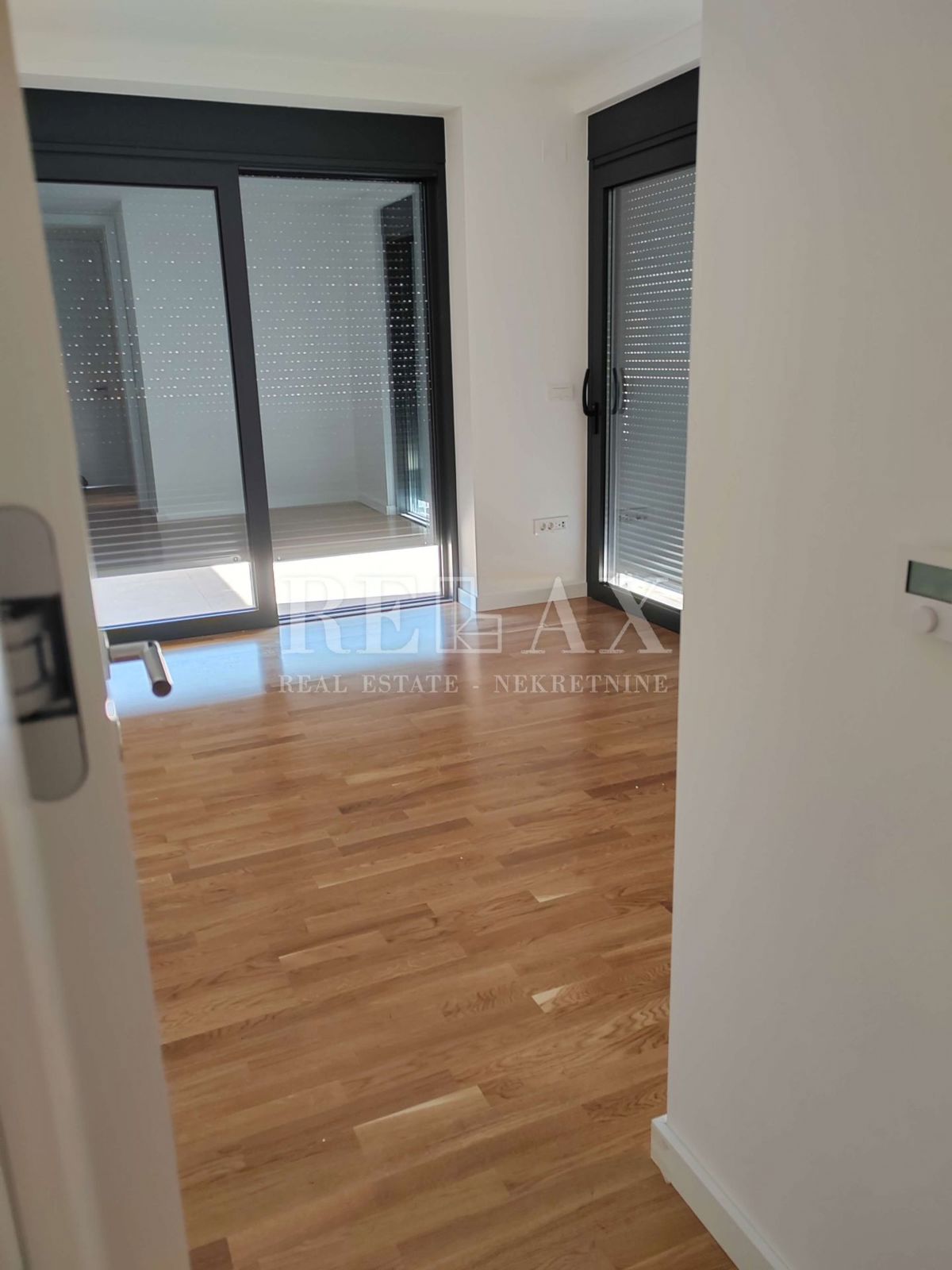 KRK - Nuovo edificio moderno con piscina e vista mare