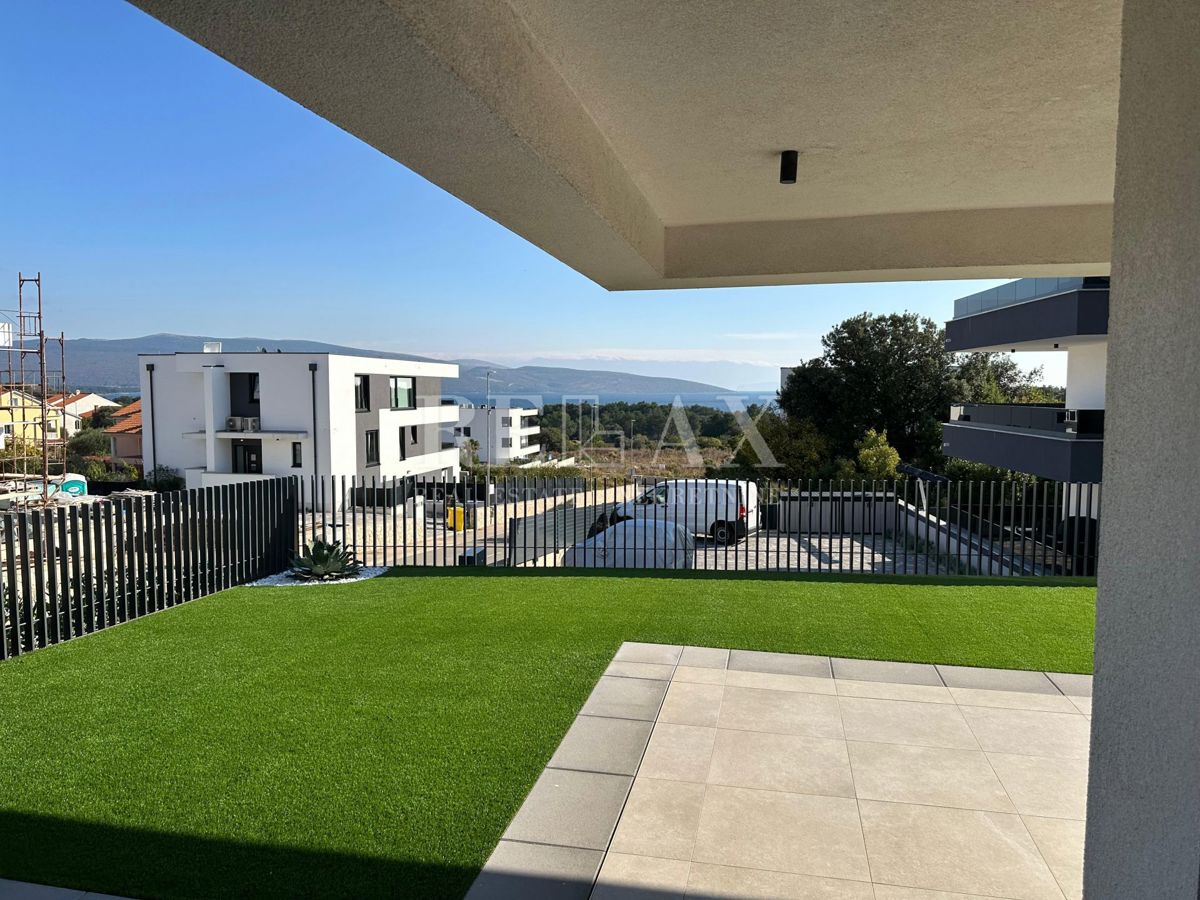 KRK - Nuovo edificio moderno con piscina e vista mare