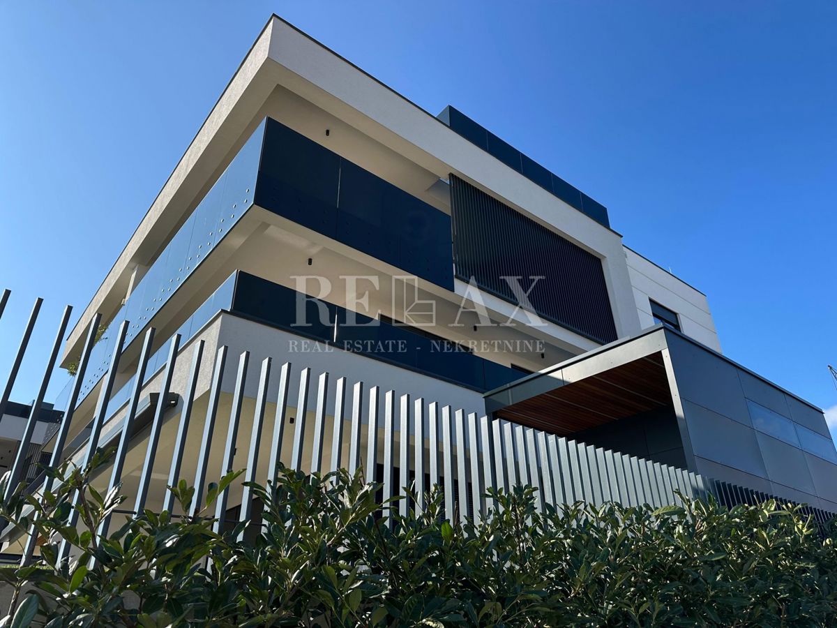 KRK - Nuovo edificio moderno con piscina e vista mare