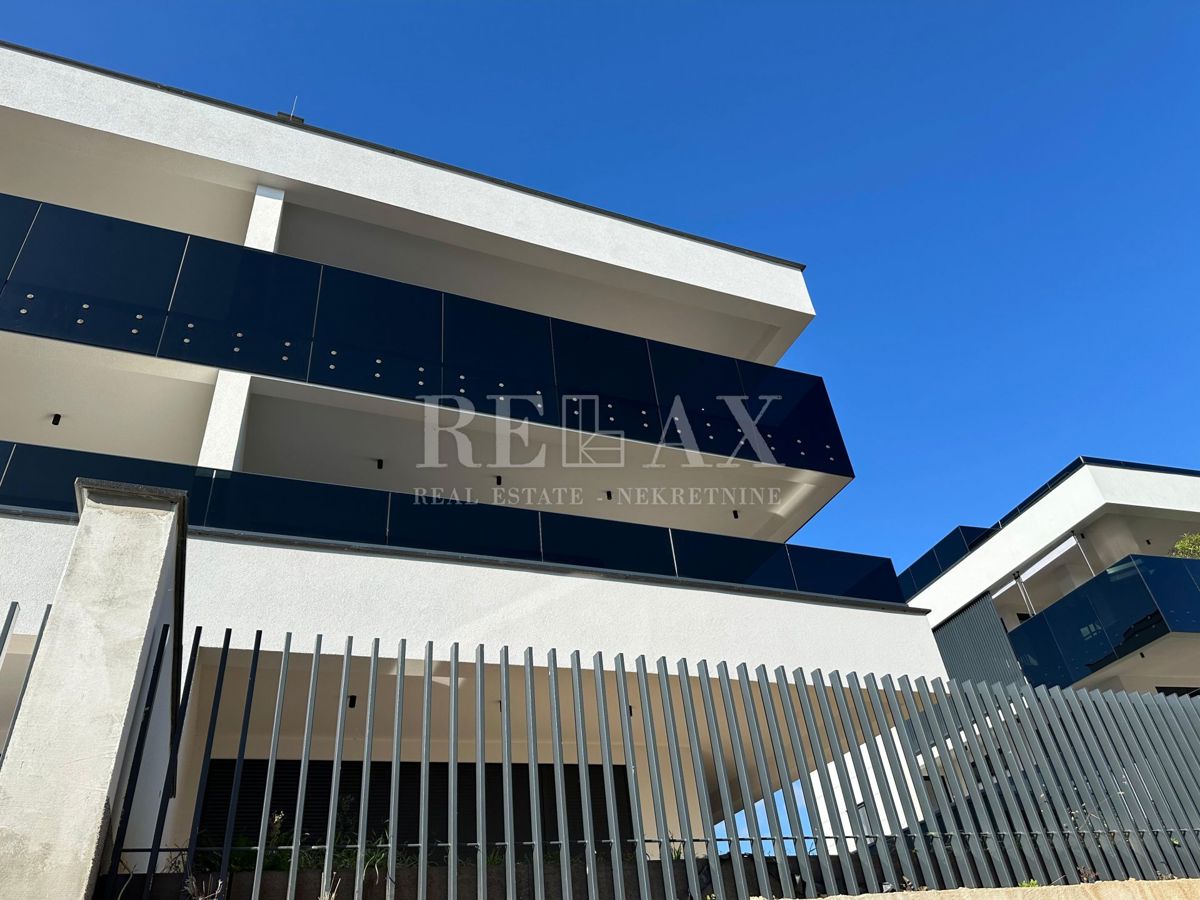 KRK - Nuovo edificio moderno con piscina e vista mare