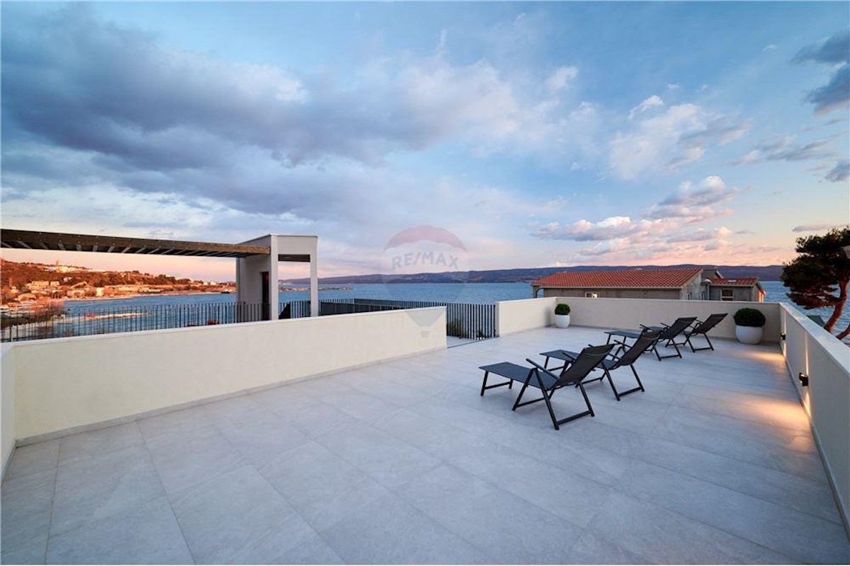 DUGI RAT, villa moderna con piscina e vista sul mare e sulle isole