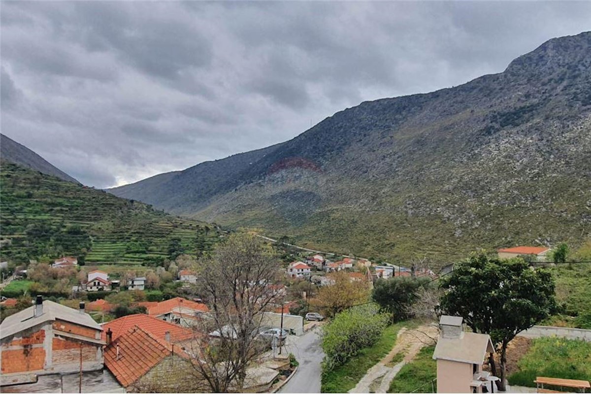 Žrnovnica, casa con giardino