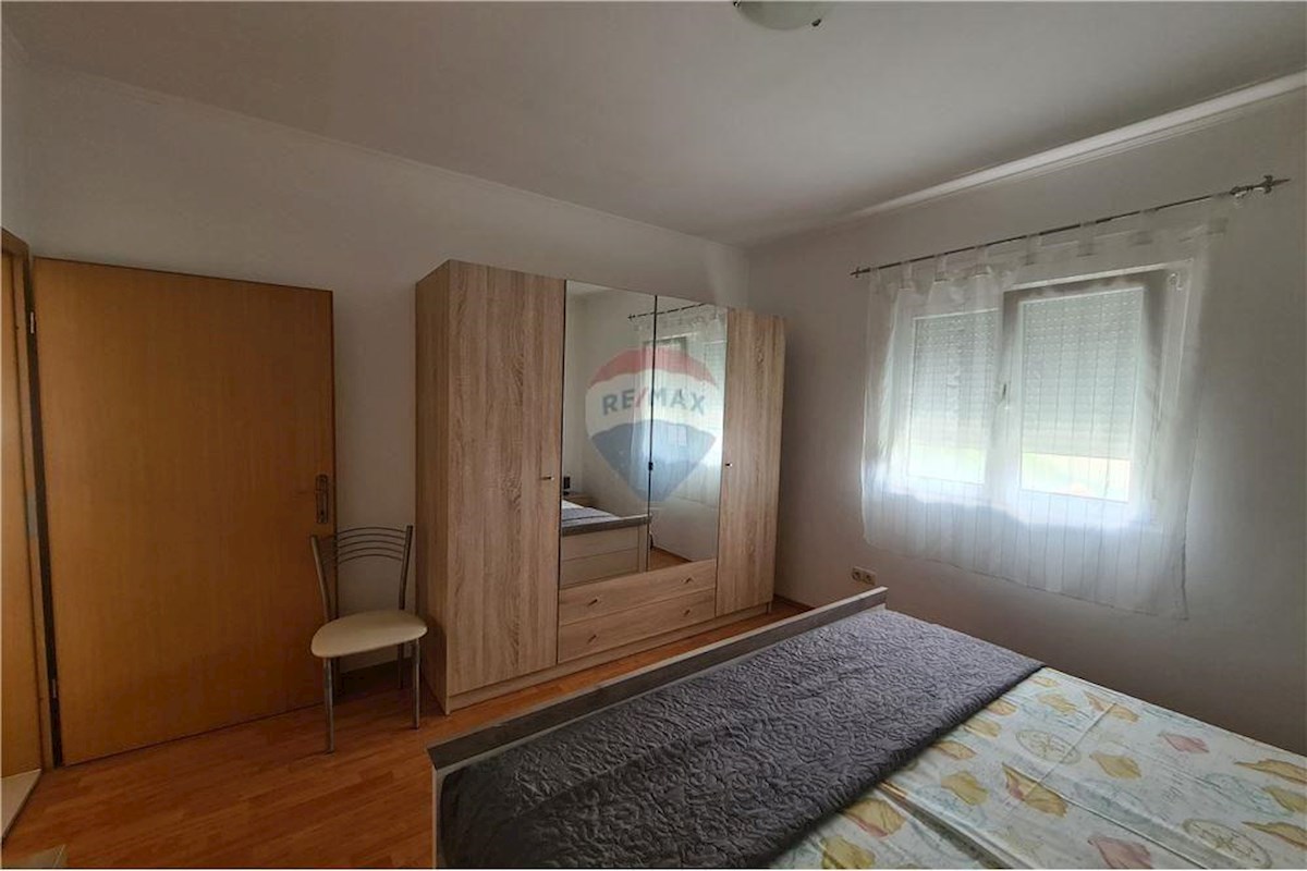 OMIŠ, DUČE, APPARTAMENTO IN CASA CON VISTA MARE E GARAGE