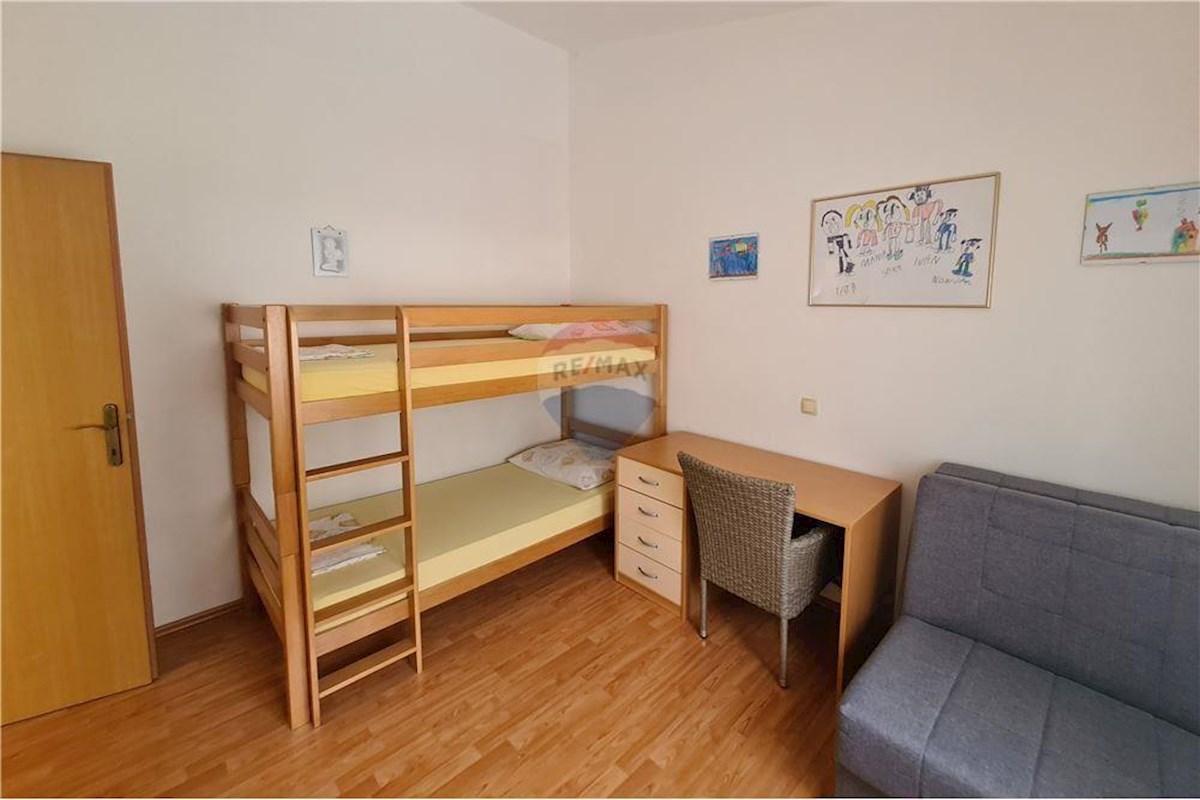 OMIŠ, DUČE, APPARTAMENTO IN CASA CON VISTA MARE E GARAGE