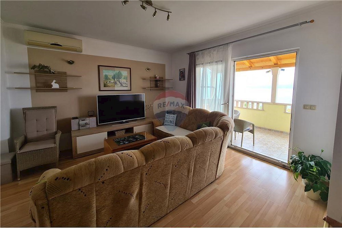 OMIŠ, DUČE, APPARTAMENTO IN CASA CON VISTA MARE E GARAGE