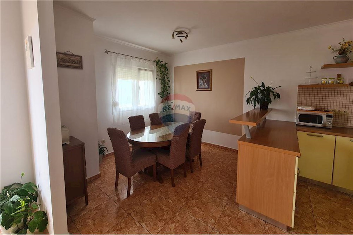 OMIŠ, DUČE, APPARTAMENTO IN CASA CON VISTA MARE E GARAGE