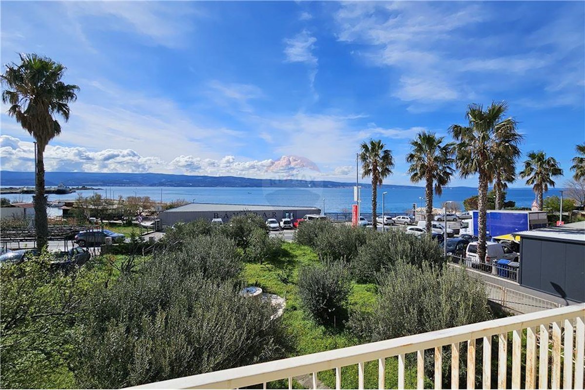 Dugi Rat, una casa con un grande uliveto e una meravigliosa vista sul mare