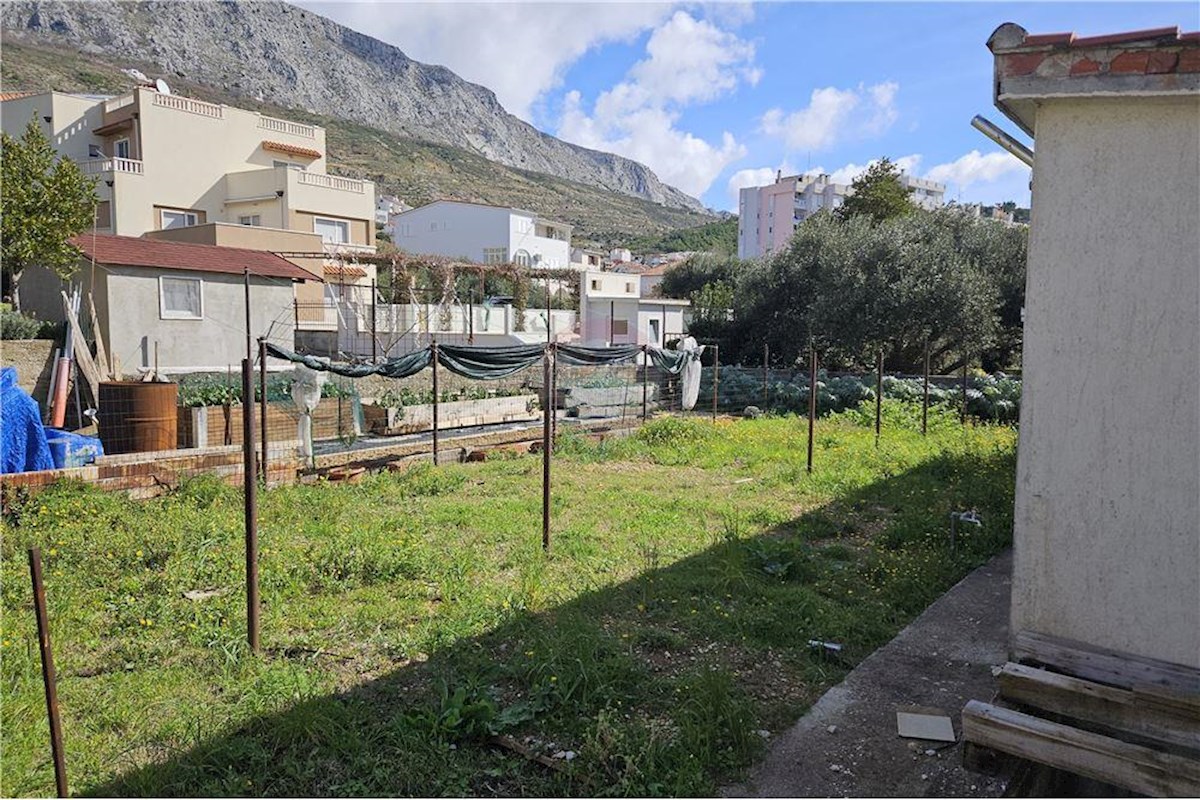 Dugi Rat, una casa con un grande uliveto e una meravigliosa vista sul mare