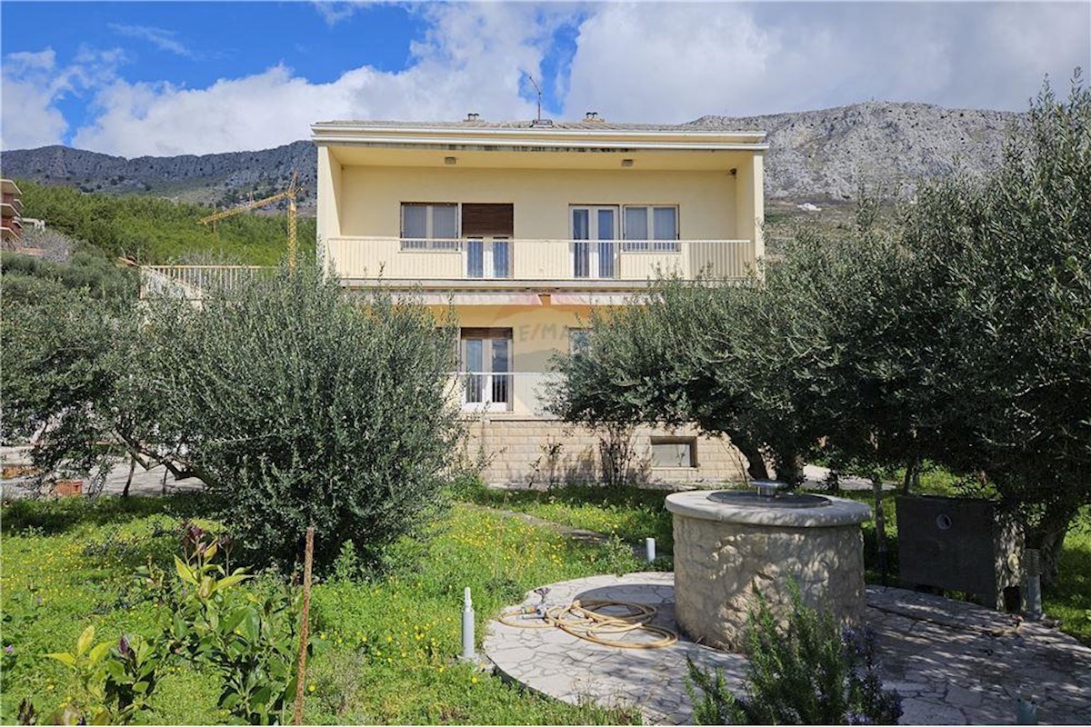 Dugi Rat, una casa con un grande uliveto e una meravigliosa vista sul mare