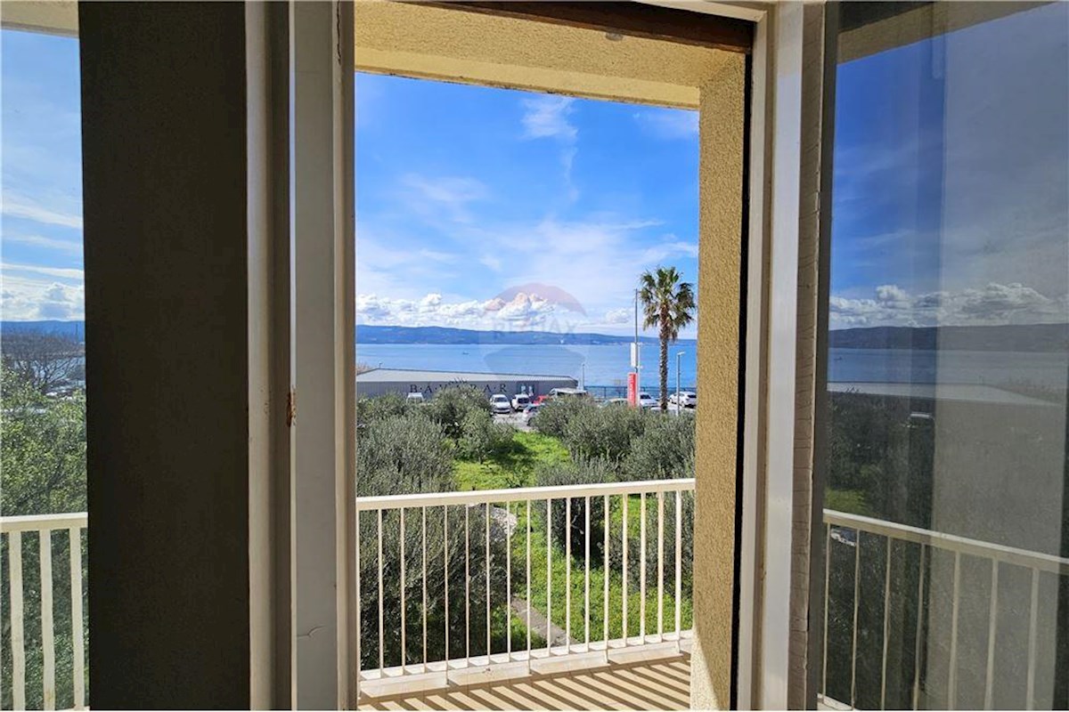 Dugi Rat, una casa con un grande uliveto e una meravigliosa vista sul mare