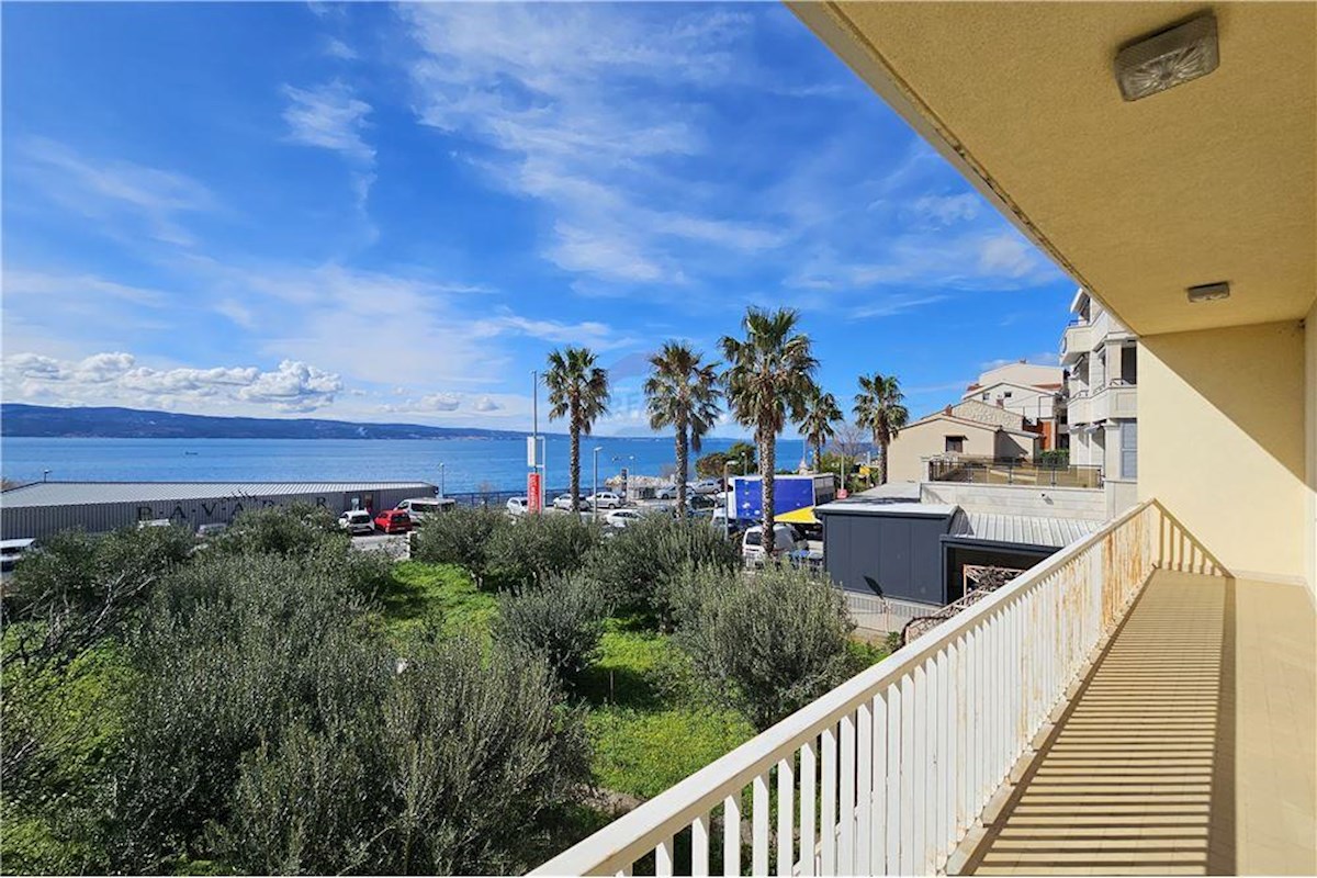 Dugi Rat, una casa con un grande uliveto e una meravigliosa vista sul mare