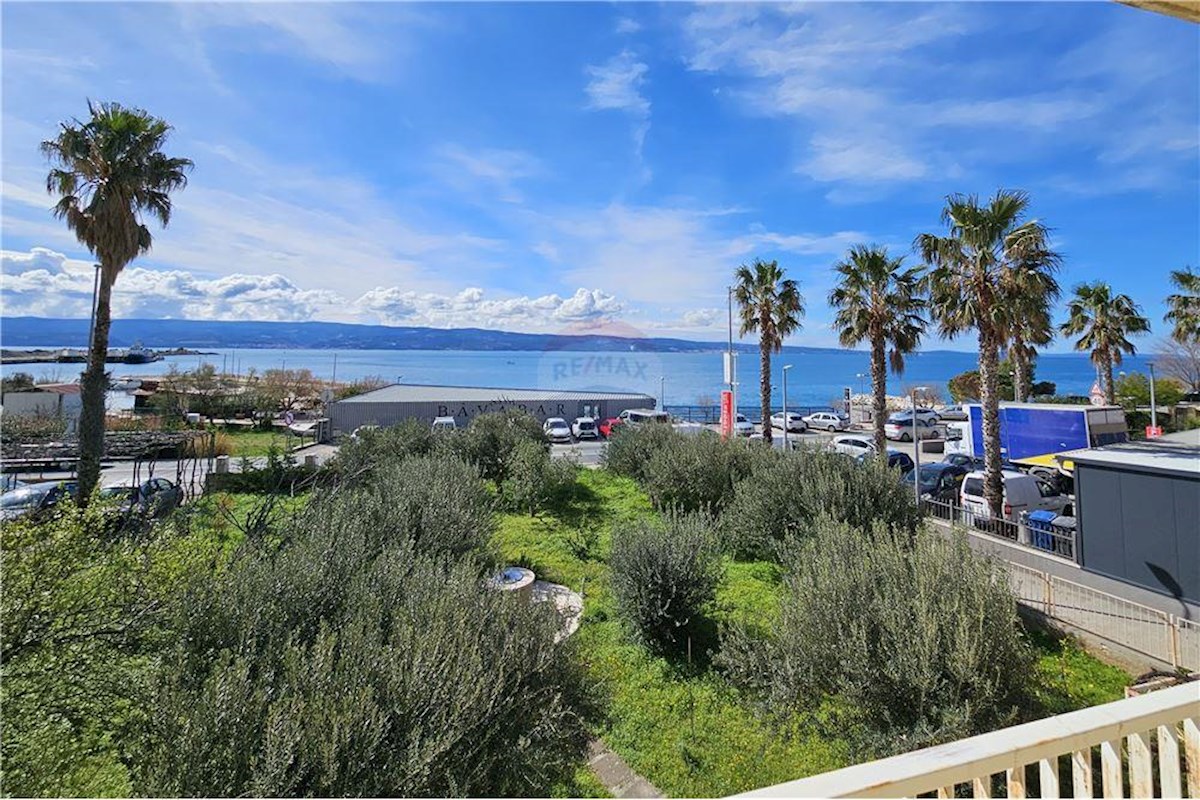 Dugi Rat, una casa con un grande uliveto e una meravigliosa vista sul mare