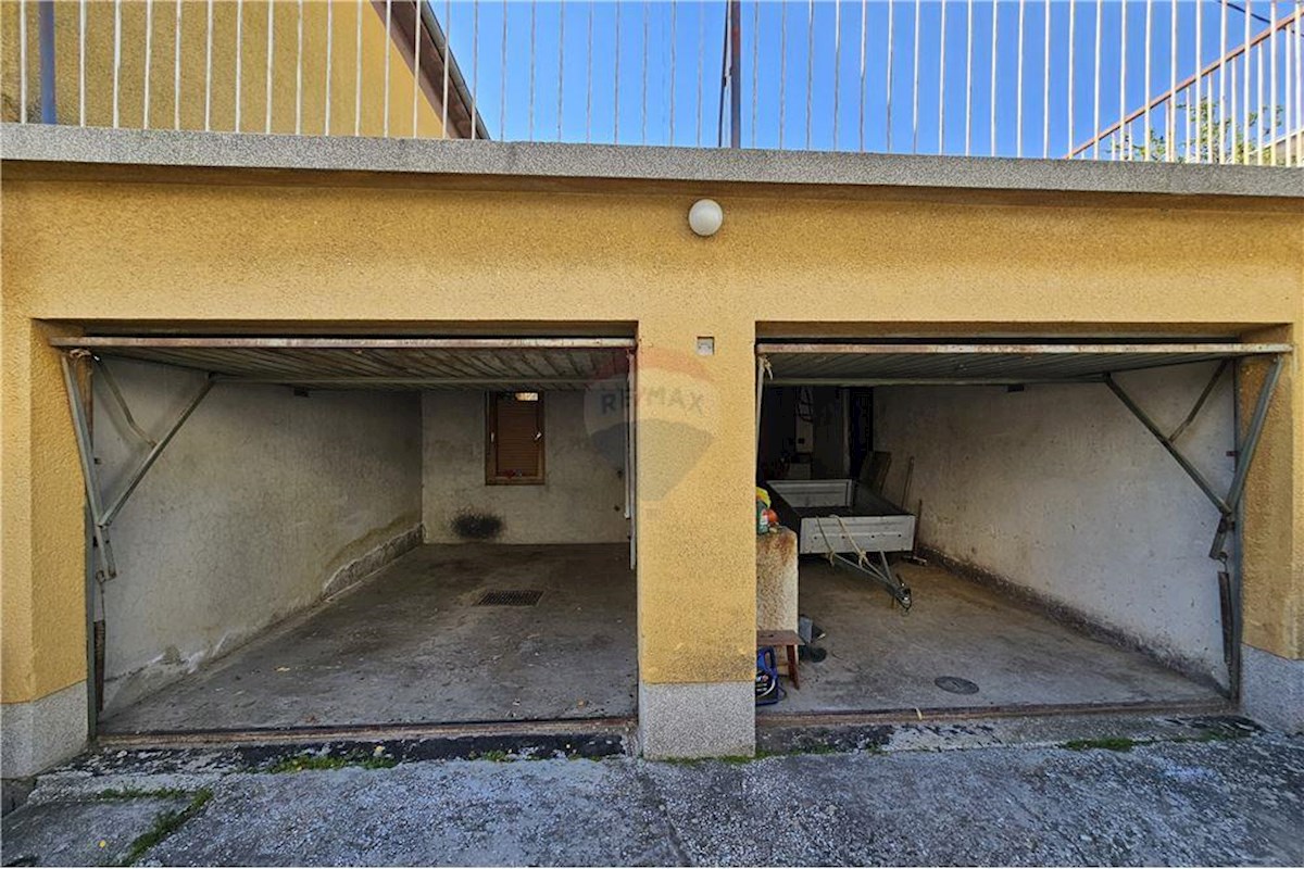 Kaštel Gomilica, casa con 2 appartamenti, giardino e garage