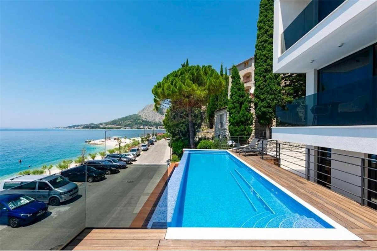 Omiš, Brzet, appartamento con 2 camere da letto vicino alla spiaggia, con una bellissima vista e una piscina