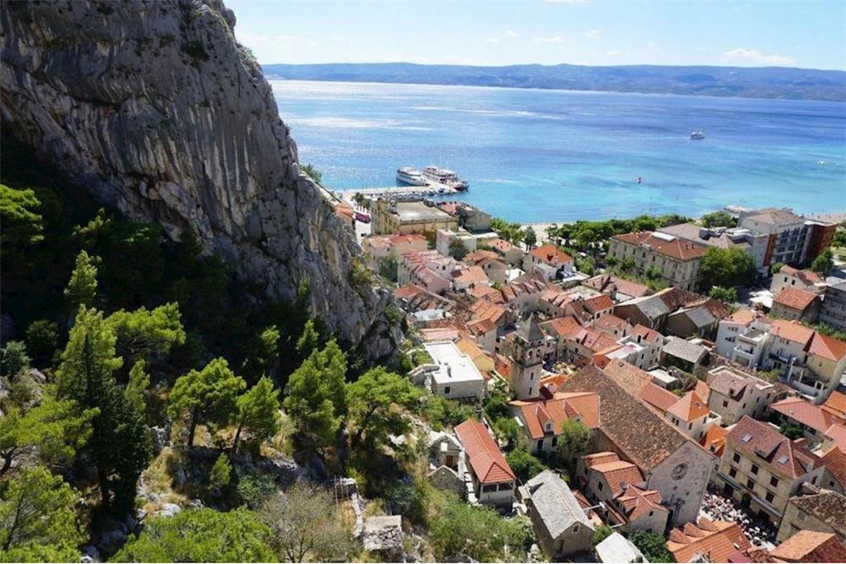 Omiš, Brzet, appartamento con 2 camere da letto vicino alla spiaggia, con una bellissima vista e una piscina