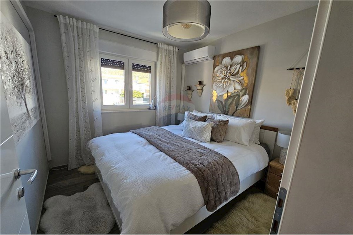 Trogir, appartamento con 2 camere da letto completamente arredato con vista mare