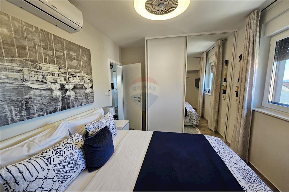 Trogir, appartamento con 2 camere da letto completamente arredato con vista mare