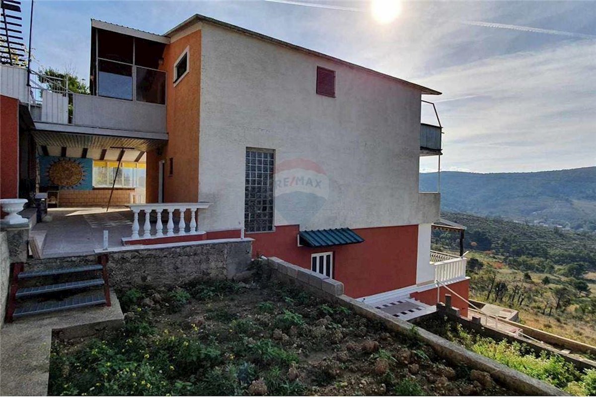 CASA CON 3 APPARTAMENTI E BELLISSIMA VISTA