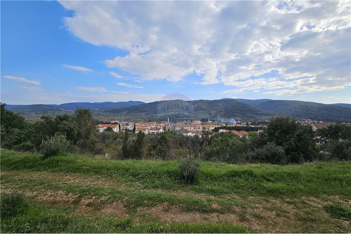 Stari Grad, terreno agricolo con collegamento acqua ed elettricità