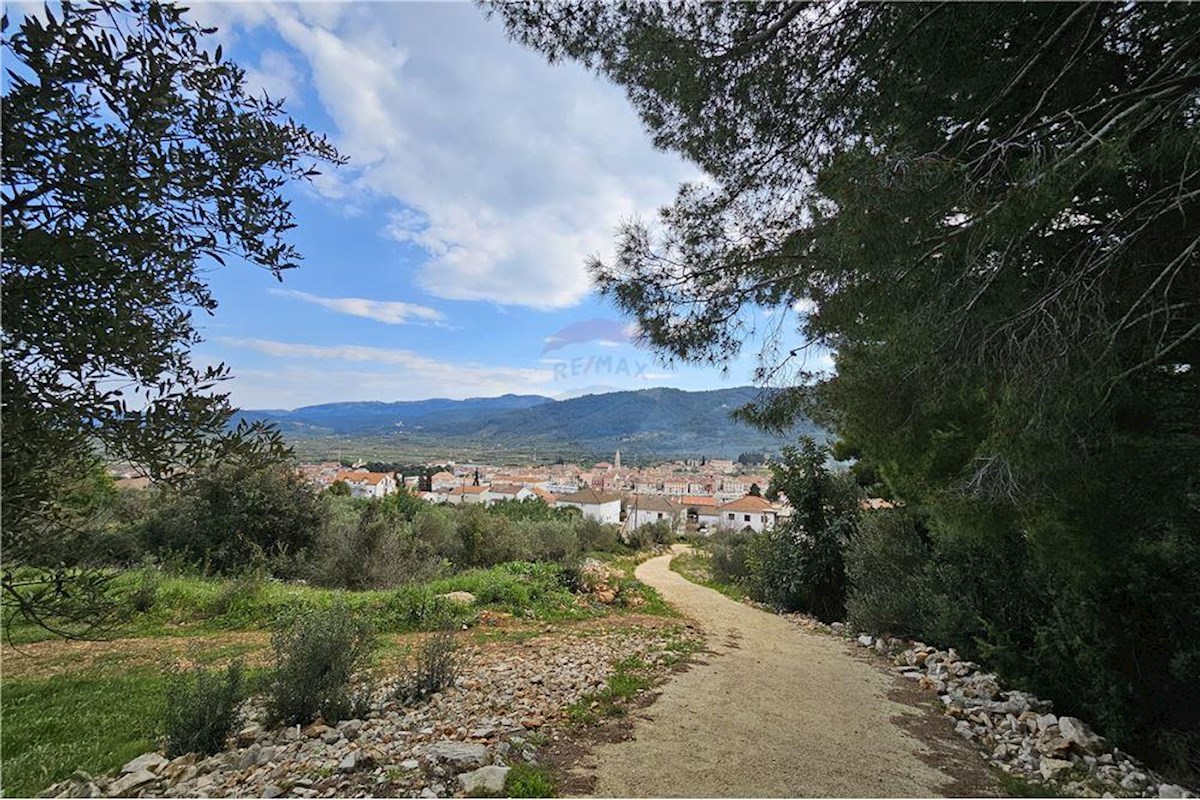 Stari Grad, terreno agricolo con collegamento acqua ed elettricità