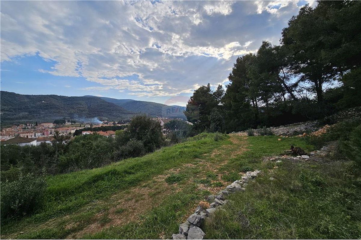 Stari Grad, terreno agricolo con collegamento acqua ed elettricità