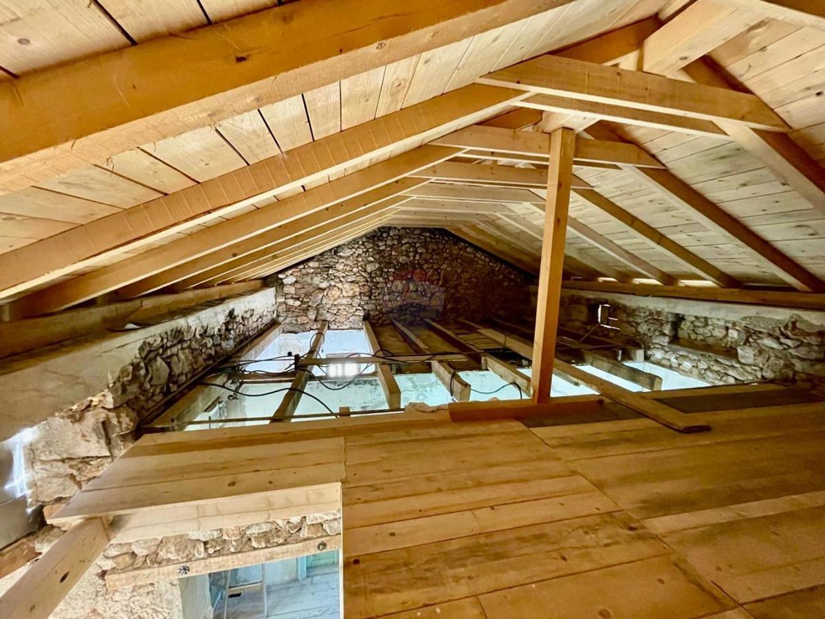Bribir – Casa Antica con Ristrutturazione Iniziata