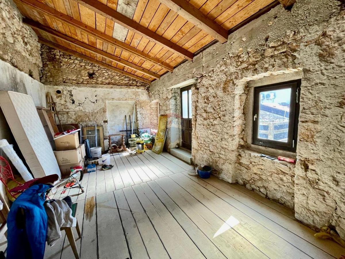 Bribir – Casa Antica con Ristrutturazione Iniziata