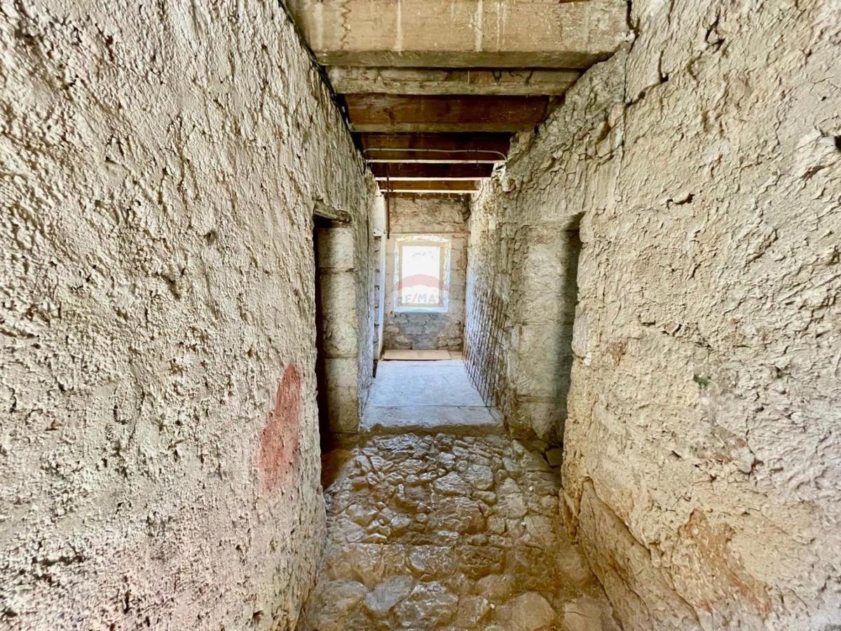 Bribir – Casa Antica con Ristrutturazione Iniziata