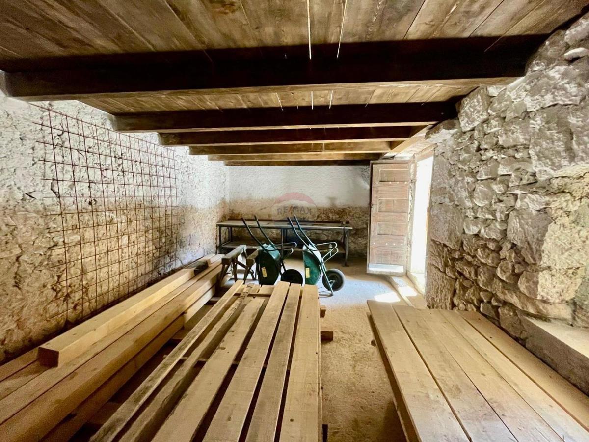 Bribir – Casa Antica con Ristrutturazione Iniziata