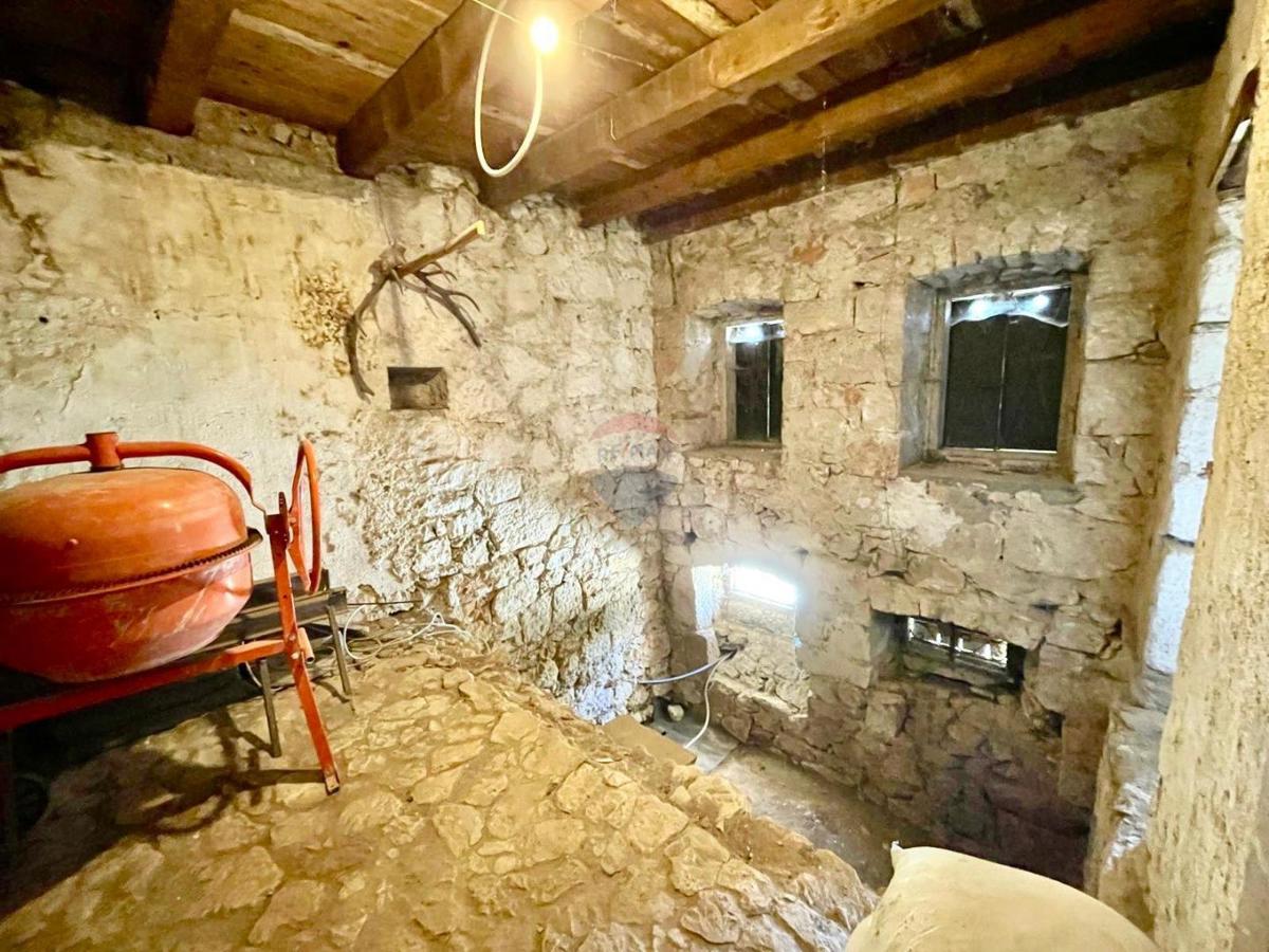 Bribir – Casa Antica con Ristrutturazione Iniziata
