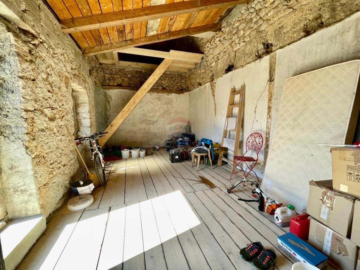 Bribir – Casa Antica con Ristrutturazione Iniziata