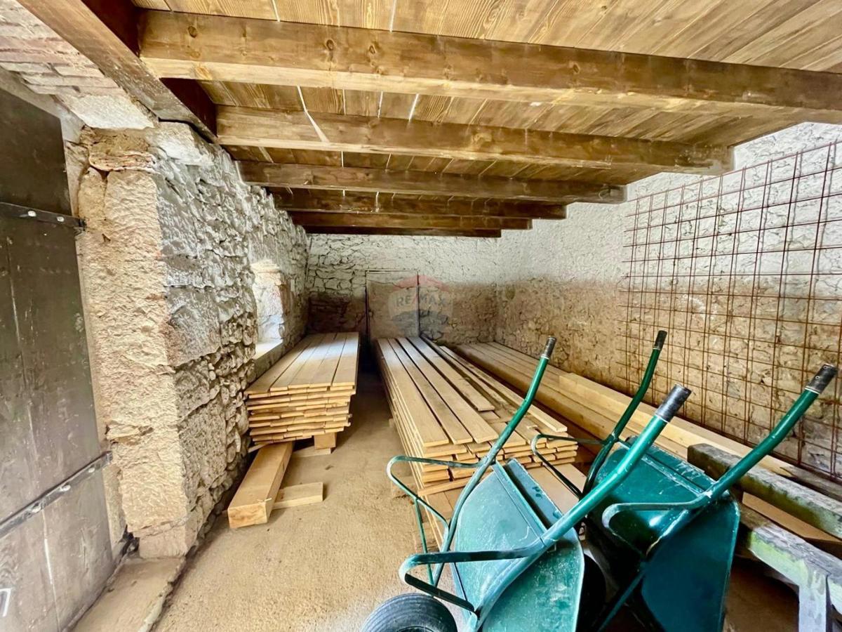 Bribir – Casa Antica con Ristrutturazione Iniziata