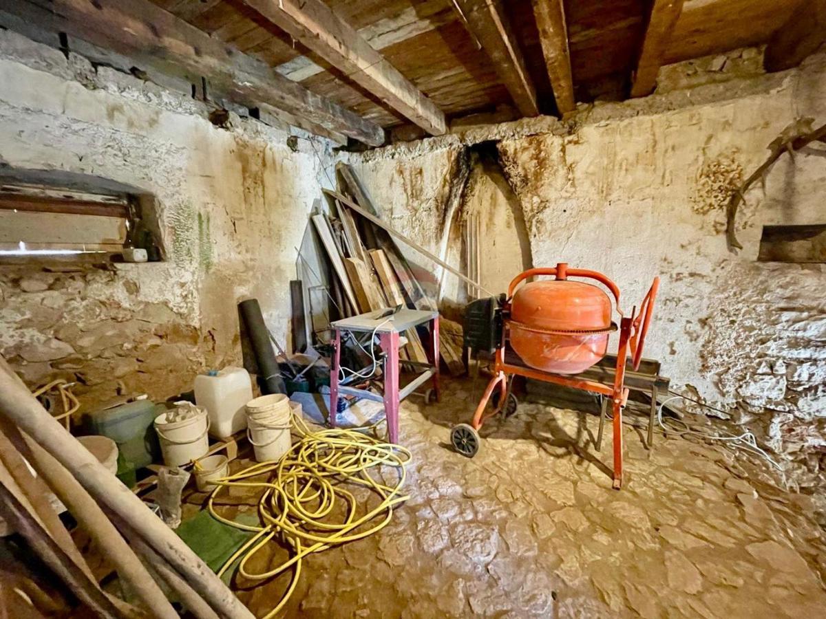Bribir – Casa Antica con Ristrutturazione Iniziata
