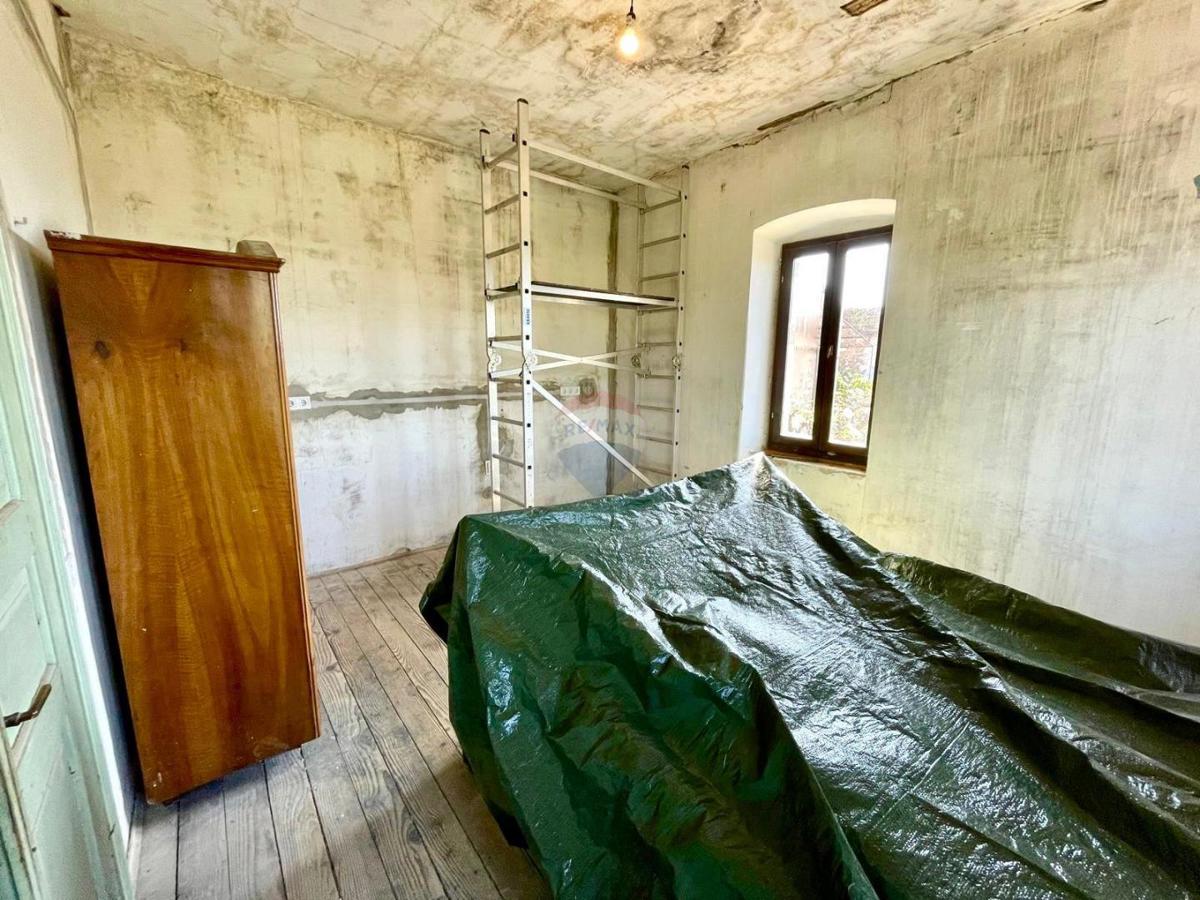 Bribir – Casa Antica con Ristrutturazione Iniziata