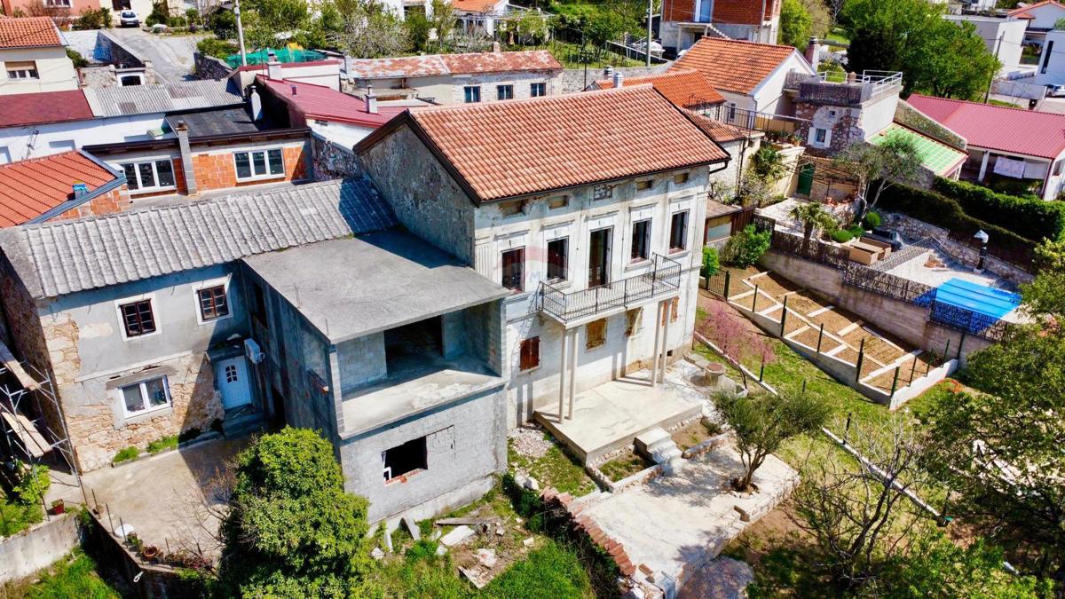 Bribir – Casa Antica con Ristrutturazione Iniziata