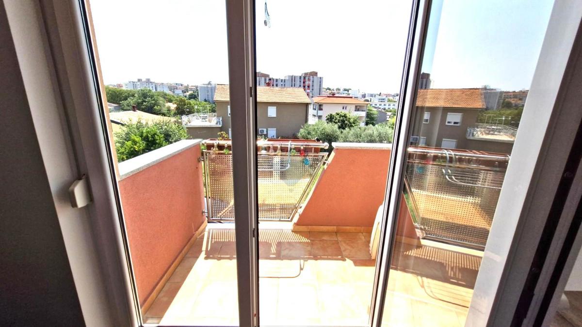 Pola, Šijana – Appartamento 74 m², esposto a sud, con balcone e bella vista