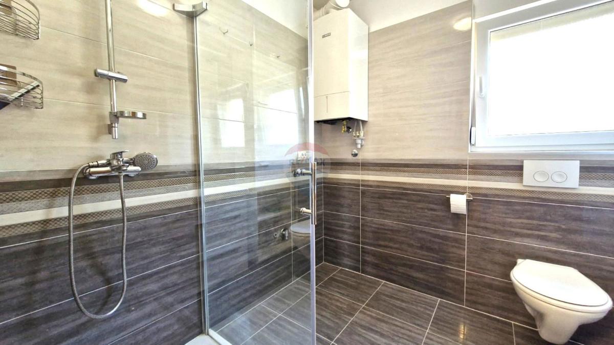 Pola, Šijana – Appartamento 74 m², esposto a sud, con balcone e bella vista