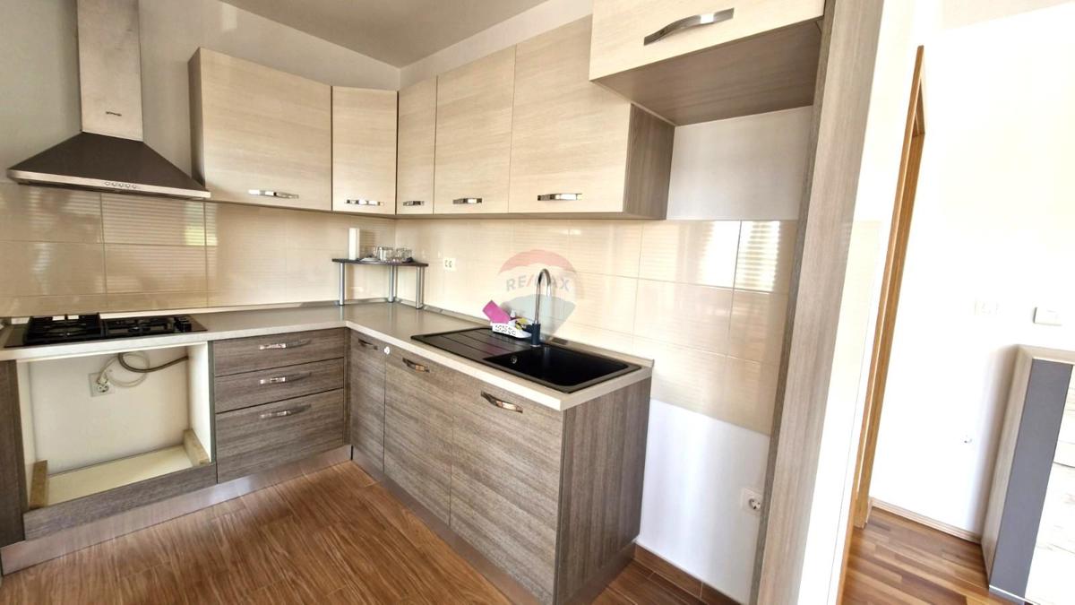 Pola, Šijana – Appartamento 74 m², esposto a sud, con balcone e bella vista