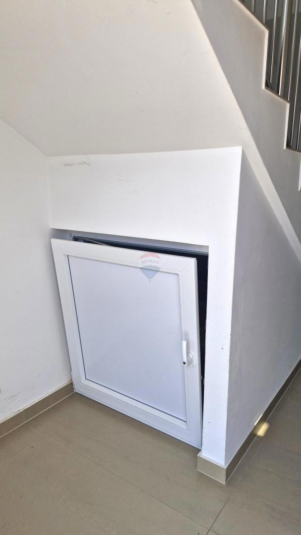 Pola, Šijana – Appartamento 74 m², esposto a sud, con balcone e bella vista