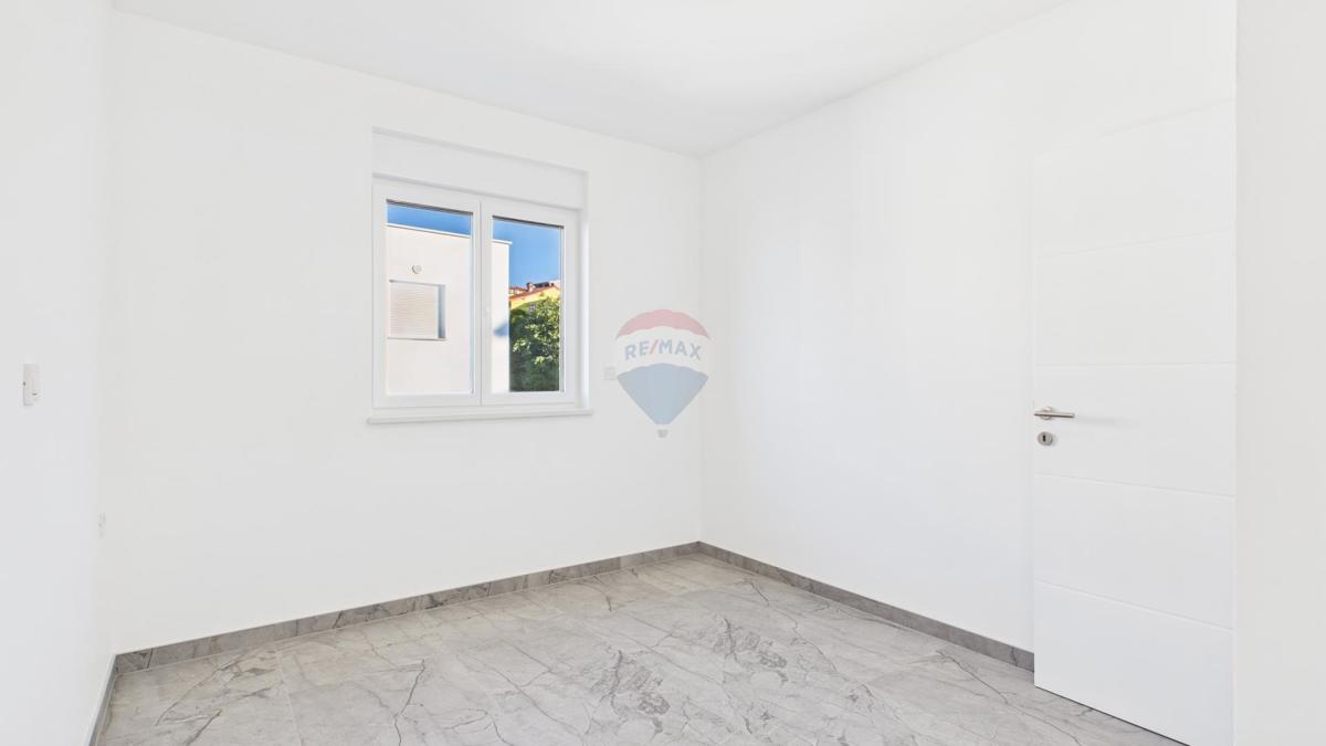 Crikvenica – nuova costruzione con vista, terrazza e parcheggio