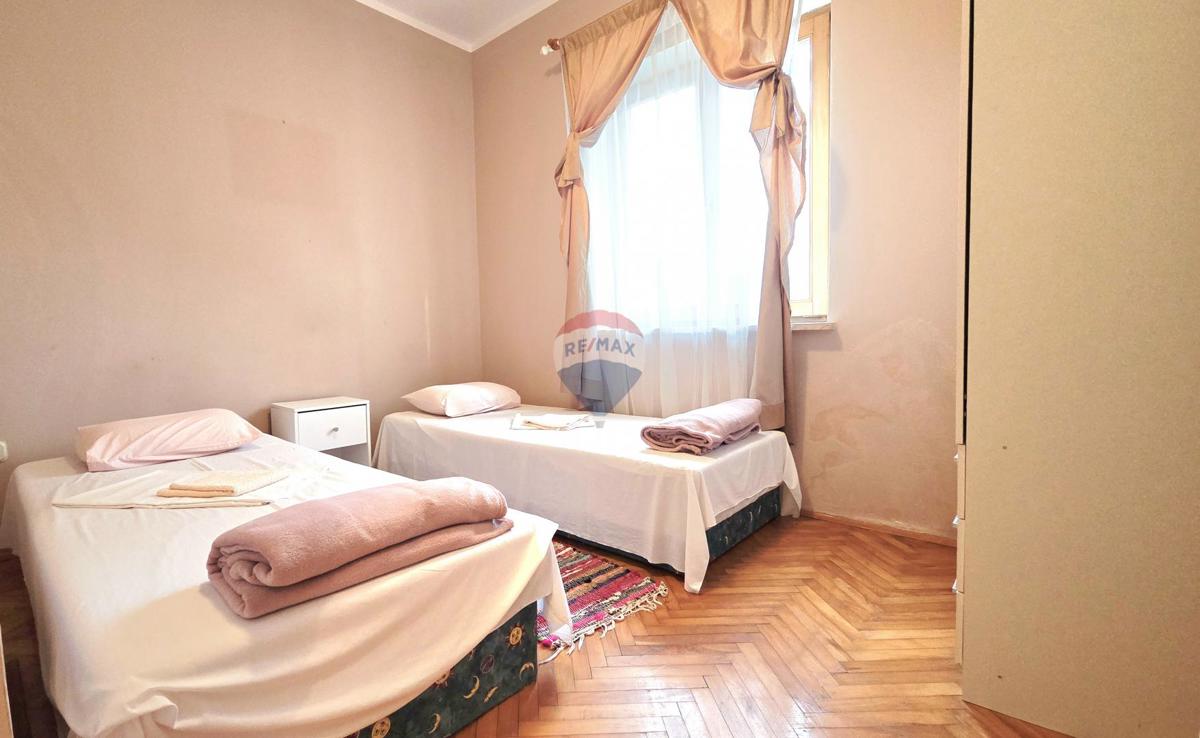 Medulin, Premantura | Appartamento con due camere da letto, terrazza e posto auto