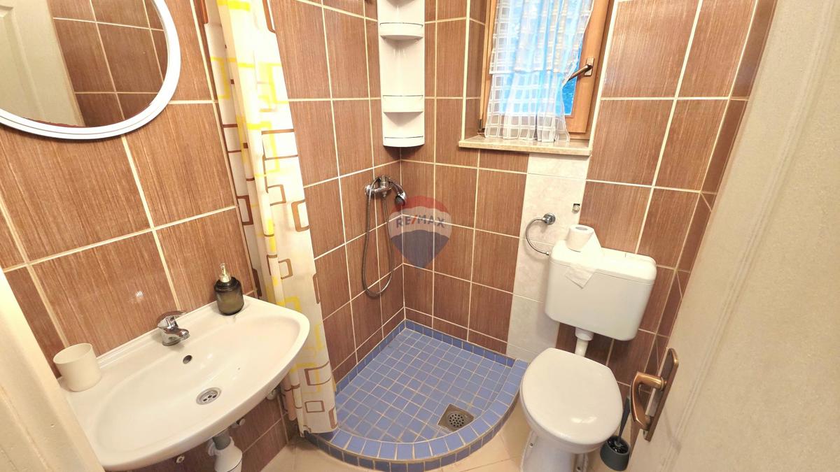 Medulin, Premantura | Appartamento con due camere da letto, terrazza e posto auto