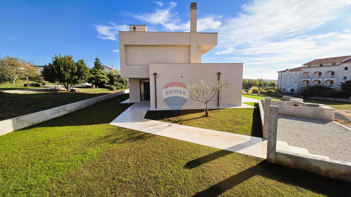 Poreč, Dintorni, Moderna casa indipendente con piscina