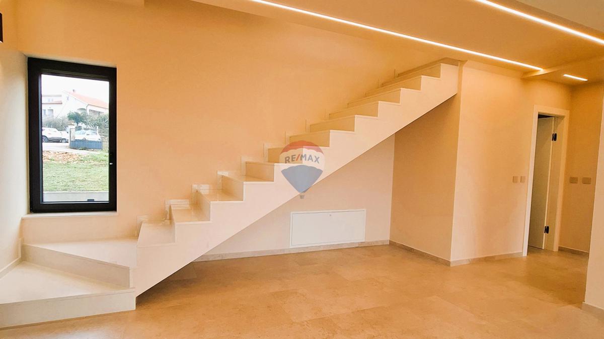 Poreč, Dintorni, Moderna casa indipendente con piscina